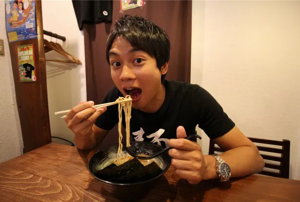 【写真を見る】番組でも“麺馬鹿”として知られる横山アナが豪快なラーメンの食べっぷりを見せる！