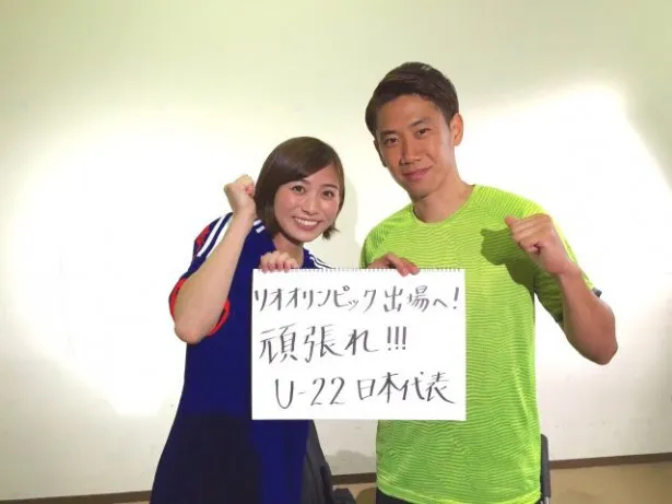 本日7月1日(火)にコスタリカと戦うU-22日本代表選手を激励する香川真司選手と山本雪乃アナ(写真右から)