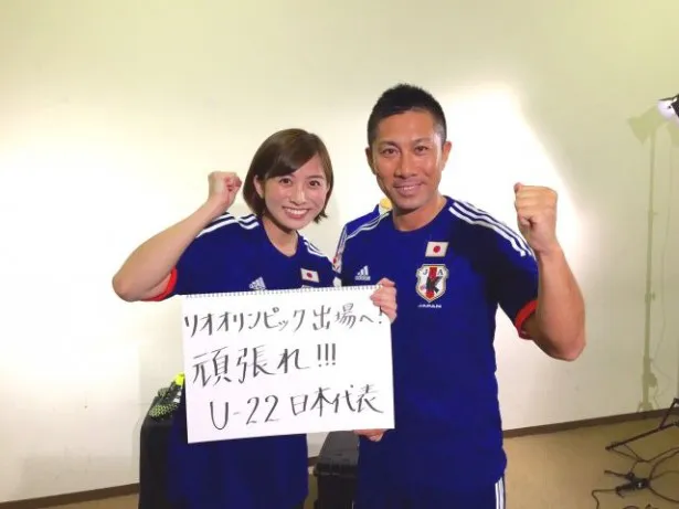 「日本代表の誇りを持って自分たちのプレーを！」とエールを送る前園真聖(写真右)