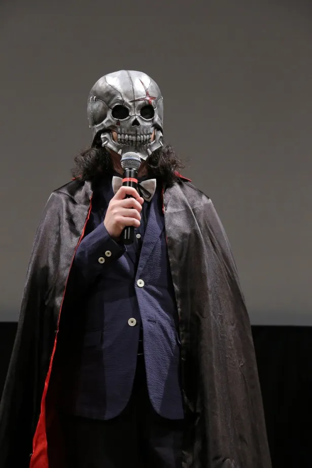 【写真を見る】又吉は、公開されたばかりのキャラクター・怪人二十面相のマスクとマントを羽織って登場した