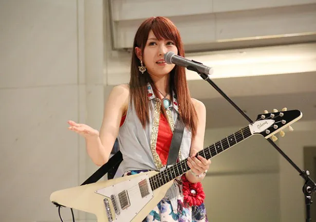 世間で“美人過ぎるギタリスト”と呼ばれている宮澤。田中は「顔で入れました」と暴露した
