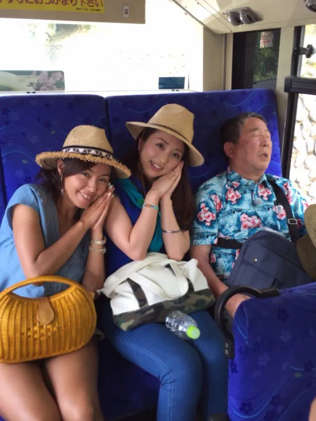 【写真を見る】バス移動中にうっかり寝てしまった徳光に祥子がそっと添い寝!?
