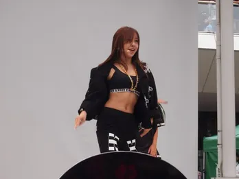 板野友美、へそ出しルックで生“ギミギミダンス”を披露