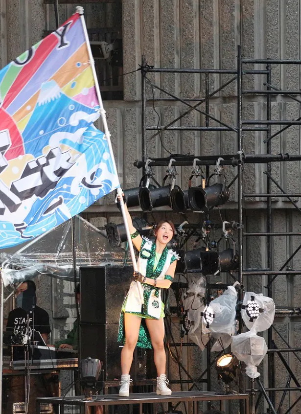 「YOSAKOIソーラン祭り」で登場したアプガ仕様の大漁旗を振りかざす森ティー(森)