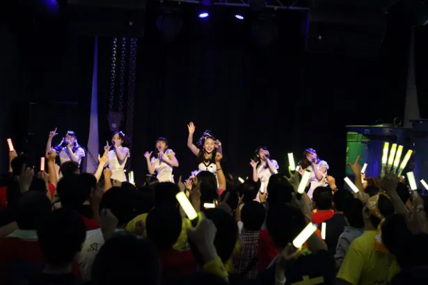 ライブには「日台アイドル対バンイベント」で共演したSTARMARIEも登場。きっかと共にモーニング娘。「LOVEマシーン」を歌った