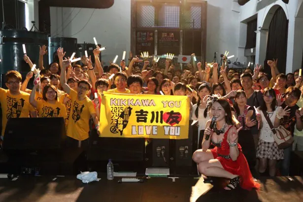 アンコールでは台湾公演に感謝して、会場のファンと一緒に記念撮影