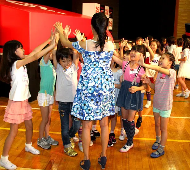 子供たちが小島とお別れのハイタッチ