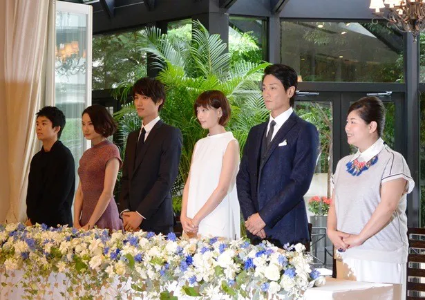 【写真を見る】7月20日(月)スタート「恋仲」の制作発表が結婚式場で行われ、主演の福士蒼汰らが登場
