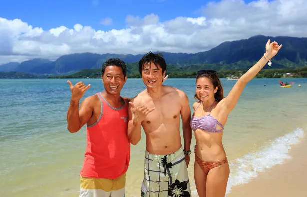 【写真を見る】ナビゲーターのアリッサと内野亮と共に穴場的ハワイのビーチを案内