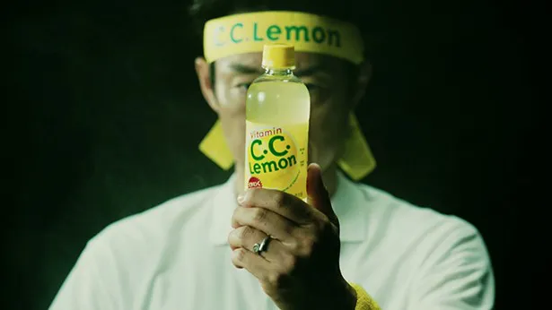 じっとC.C.lemonのボトルを見詰める