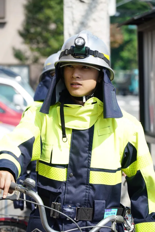 吉沢は活動服や防火服を着て仕事をする本物の消防士のすごさを痛感したという