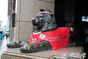 【写真を見る】バレーボール女子日本代表のユニホームを着たライオン像