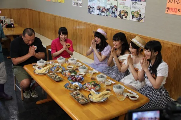 【写真を見る】SKE48が海の幸を使った料理を紹介