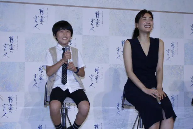 【写真を見る】子役の小林颯にくしゃみがかわいいと暴露され、笑ってしまう綾瀬はるか