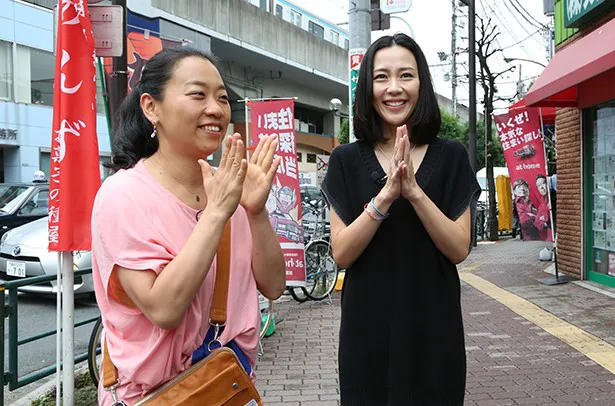 【写真を見る】いとうあさこと共に東京都北区赤羽の魅力を存分に堪能する木村佳乃