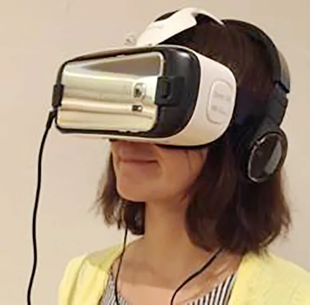 「Gear VR」を頭部に装着することで、360度の映像と音によるバーチャル・リアリティーを体験できる