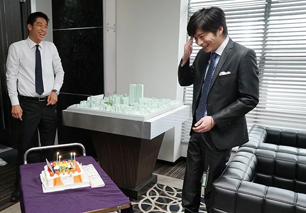 【写真を見る】AKIRAがバースデーケーキを運び込み、田中圭は恐縮しきり