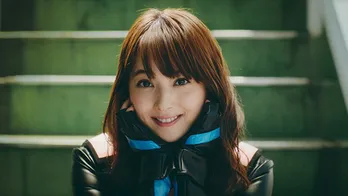 佐々木希、新必殺技「うなじスパーク」で怪人と対決