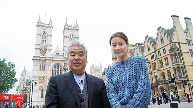 【写真を見る】カフェロイヤルでは優雅なひとときを満喫した原田夏希