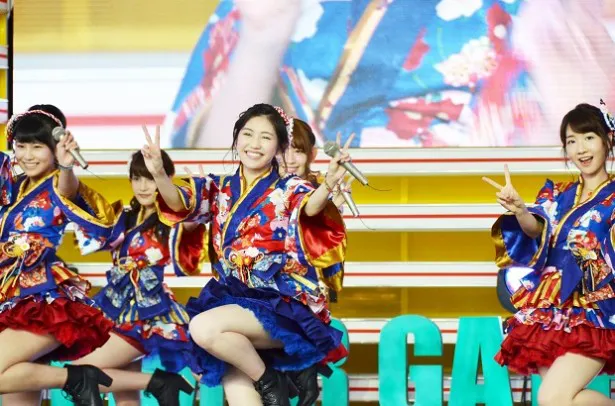【写真を見る】「AKB48グループ 真夏のハロウィンライブ」でヒット曲を披露