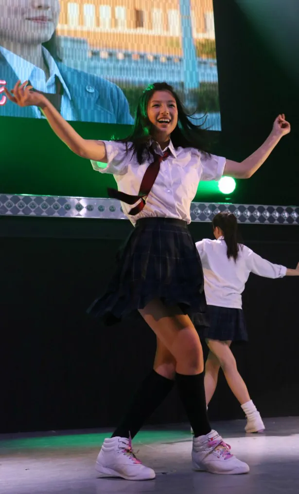 E-girlsの最年少パフォーマーでもある主演の石井はキレッキレのダンスを披露！
