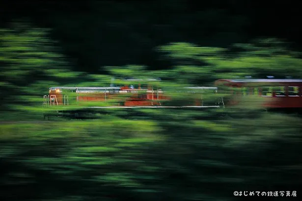 走行中の鉄道を真横から捉えた“流し撮り”の作品も展示