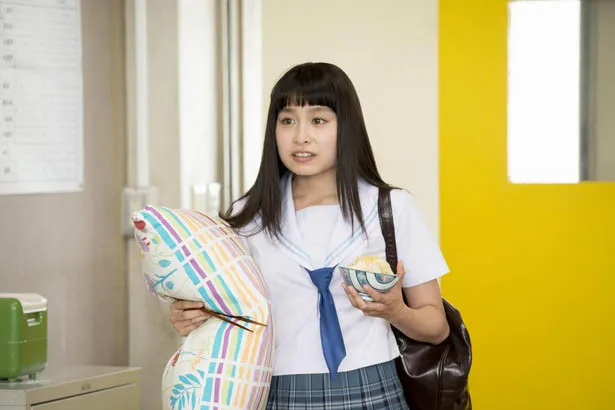 ご飯と枕を持ったまま登校してきたるみちゃんを演じるトミタ栞(第1話)