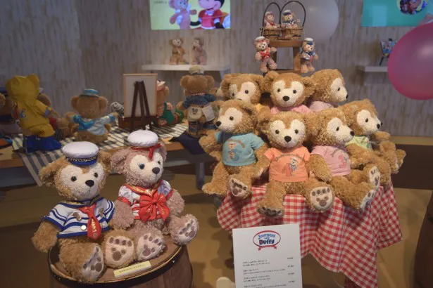 これまで東京ディズニーシーで販売したコスチュームの一部を展示