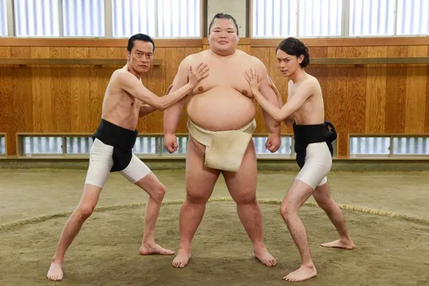金曜ナイトドラマ「民王」の第2話で相撲のシーンを撮影した遠藤憲一、富士東関、菅田将暉(写真左から)