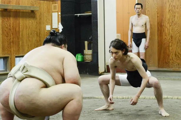 【写真を見る】初めてのTバックに菅田は「初相撲より印象的でした」と苦笑い！