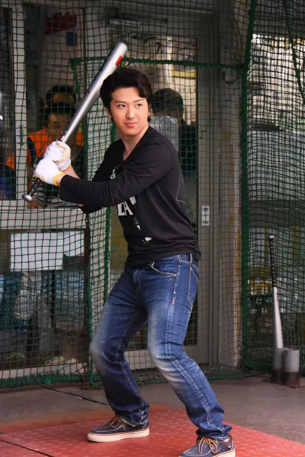 【写真を見る】野球好きの尾上松也がバッティングセンターへ！