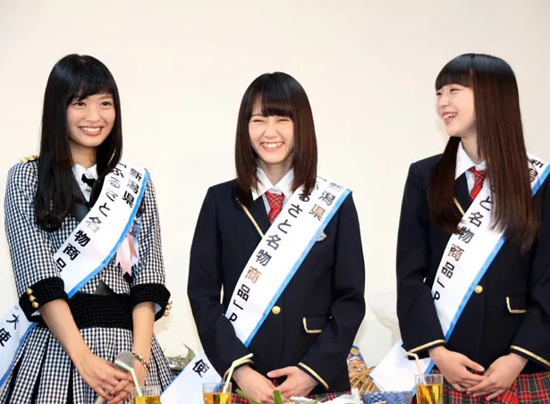 「新潟ふるさと名物商品PR大使」に任命された(左から)北原里英、西潟茉莉奈、荻野由佳