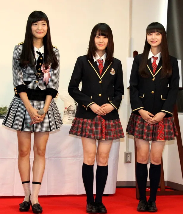 【写真を見る】北原里英、西潟茉莉奈、荻野由佳は制服姿で登場