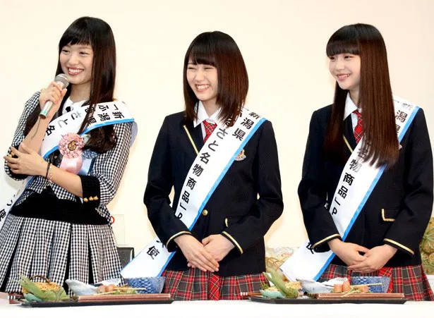 泉田知事の「今なら3割引き」というアピールにNGT48の3人は笑顔を見せる