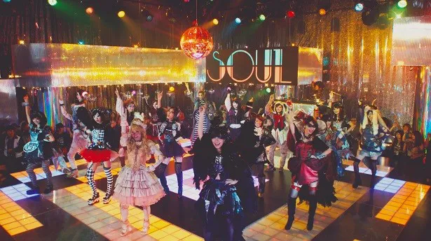 AKB48の41枚目シングル「ハロウィン・ナイト」のMV、ジャケット写真、アーティスト写真が一挙公開。センターの指原莉乃は魔女コスプレを披露！