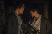 そこへ高杉(写真右・高良健吾)が現れ、幕府への恭順を訴える赤禰武人(写真左・阿部亮平)を糾弾する