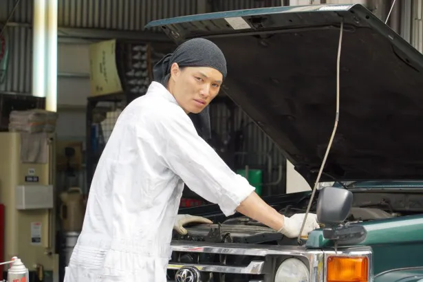 等々力は消防団の活動の他に自動車整備工場に勤める青年