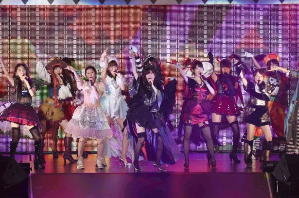 ことしのAKB総選挙1位を獲得したHKT48・指原莉乃がセンターを務める「ハロウィン・ナイト」を披露