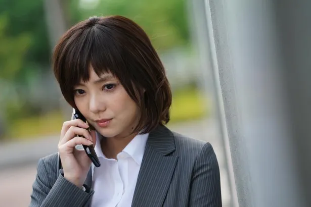 倉科は帰国子女で先輩や上司にも関係なくため口をきいてしまう女性刑事・水田環を演じる