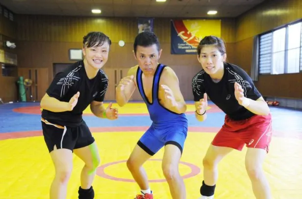 一緒にレスリングの練習をした登坂絵莉選手、岡村隆史、吉田沙保里選手(写真左から)