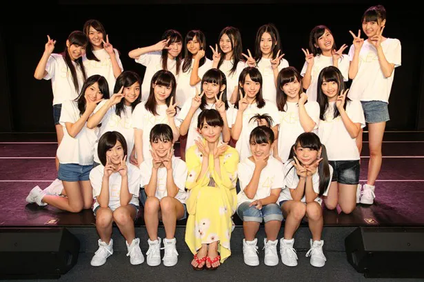 ツアーの最後に、松井は194名のファンとともに研究生の公演を観劇！