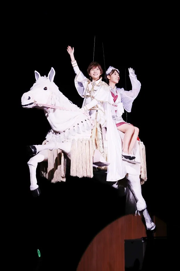 第1部公演の後半には、ワイヤーを使って馬にまたがり、指原と宮脇咲良が3階まで11m上昇する演出も！