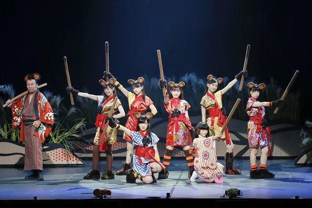 指原演じるキヌタの仲間、たぬ蔵一家メス組メンバーを多田愛佳(写真中央)らが演じる！