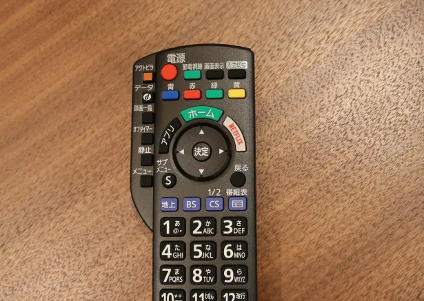 【写真を見る】Netflixボタンが付属したPanasonic製のテレビリモコン。主要キー付近の“いい位置”にあり存在感がすごい！