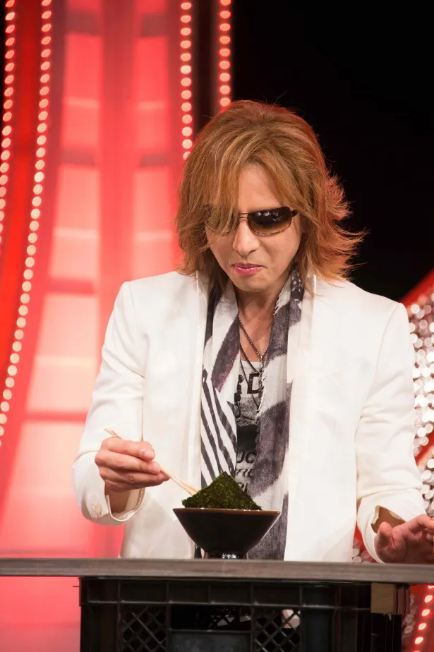 【写真を見る】番組お薦めのラーメンを食べたYOSHIKIは大喜び！