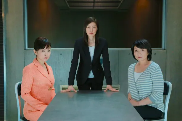 ドラマスペシャル「緊急取調室」に出演する斉藤由貴、主演の天海祐希、松下由樹(写真左から)