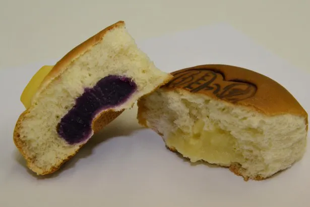 中央で2つに割れやすいつくり。“ゴ”のパンの中には紫イモ味のクリームが、もう一つにはバナナ味のクリームが入っている