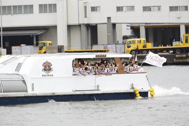 船上では、北原キャプテンがNGT48の旗を振ってアピール！