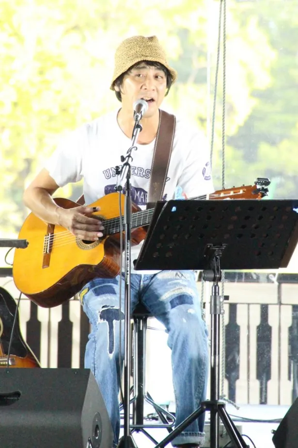 東京・日比谷公園内の小音楽堂で野外ライブを行った山崎まさよし