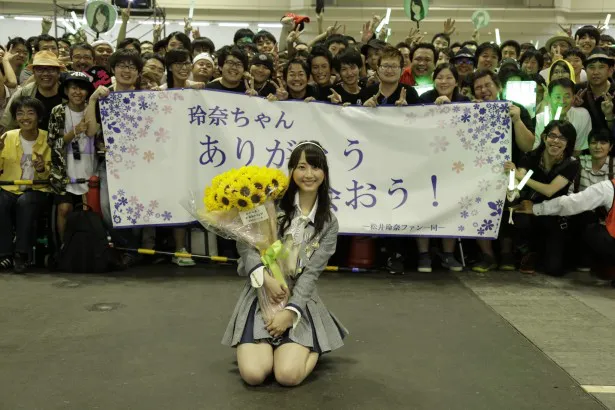 8月末にSKE48を卒業する松井玲奈にとって最後の握手会。会場のファンと記念撮影